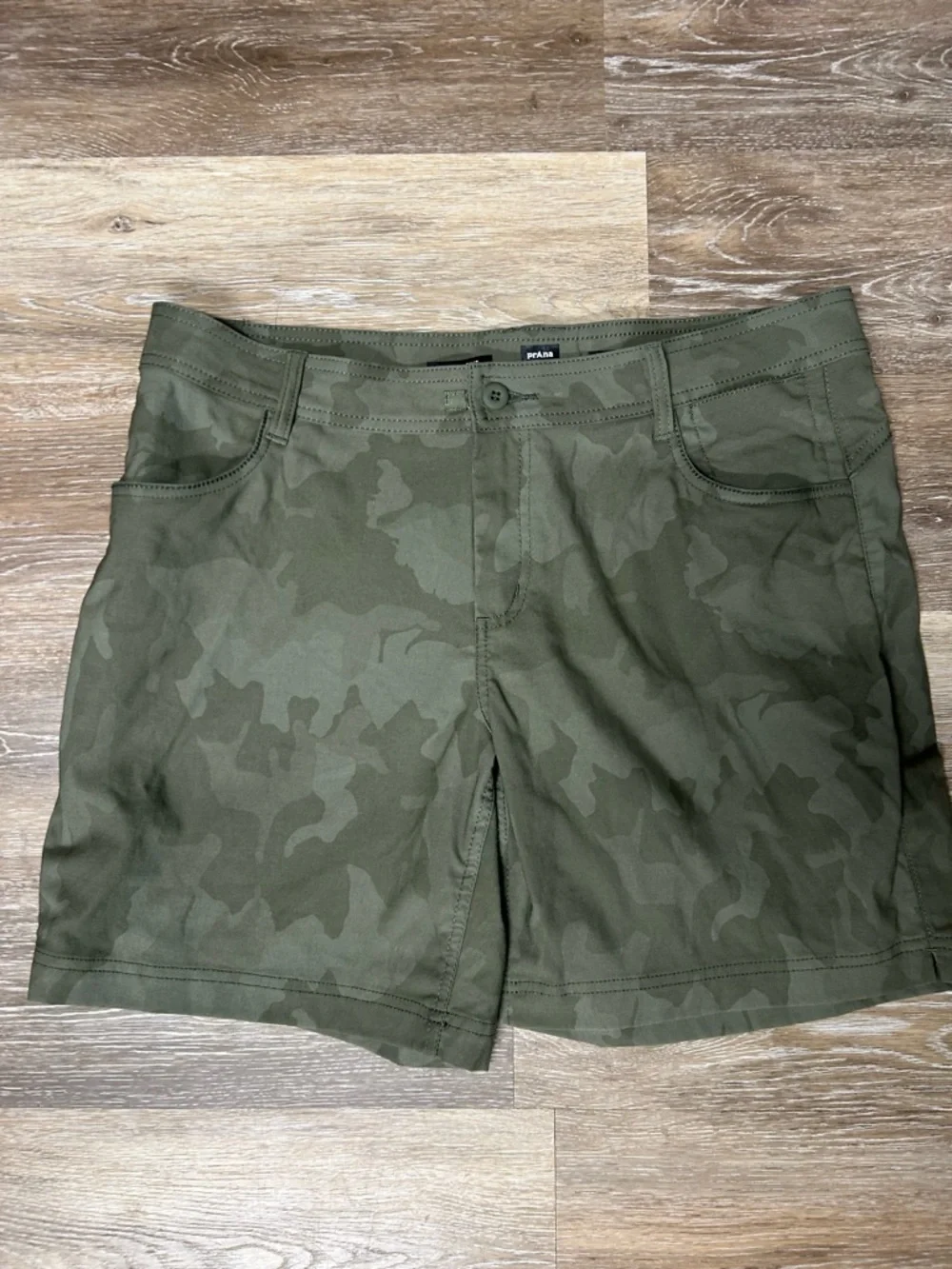 prAna Halle II 7-inch Cross-Functional Hiking Shorts Sage Camo, Size 14